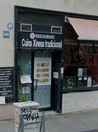 Photo depicting a restaurant store front with the Catalan label: "Cuina Xinesa tradicional"