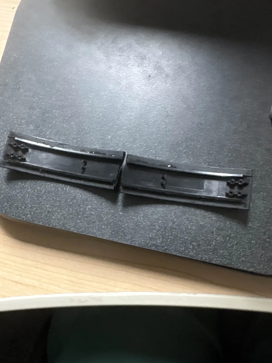 A black plastic headband for a pair of headphones snapped vertically down the middle.