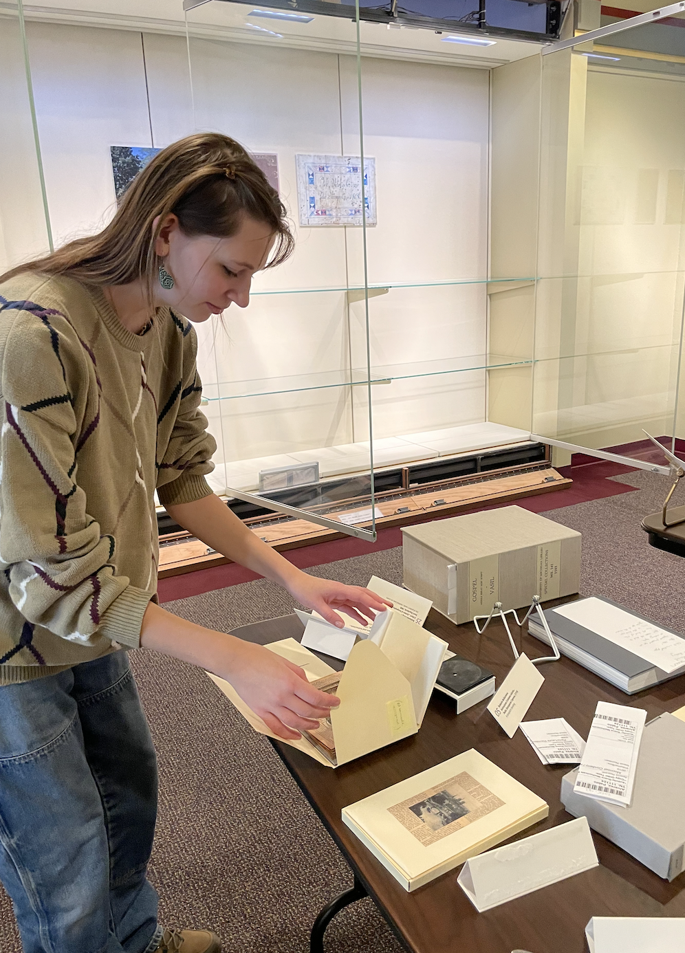 A picture of a library student employee, Sigi Krushelnick
